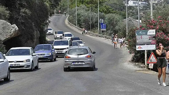 Ölüdeniz yolunda trafik tıkandı, plajlar doldu