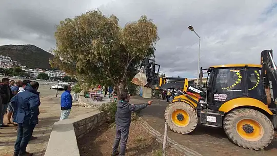 Olumsuz hava koşulları nedeniyle Datça'da batan tekne kurtarılamadı