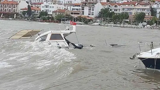 Olumsuz hava koşulları nedeniyle Datça'da batan tekne kurtarılamadı