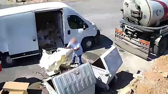 Önce attı, kameraya yakalanınca geri topladı