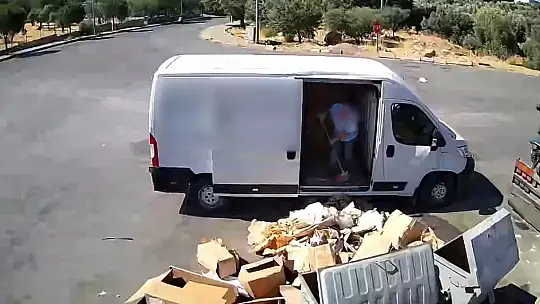 Önce attı, kameraya yakalanınca geri topladı
