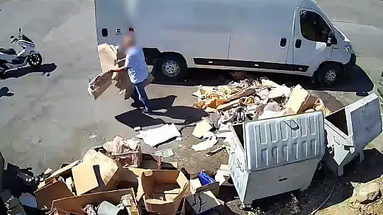 Önce attı, kameraya yakalanınca geri topladı