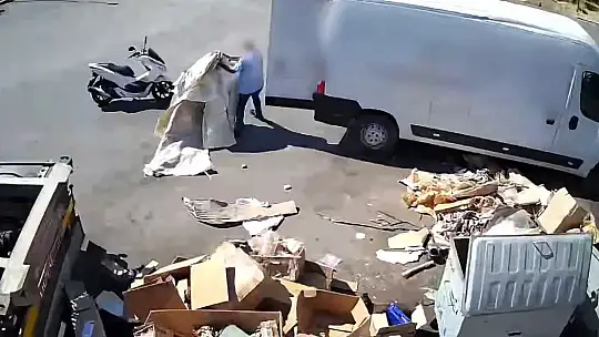 Önce attı, kameraya yakalanınca geri topladı