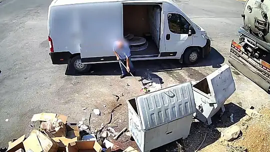 Önce attı, kameraya yakalanınca geri topladı