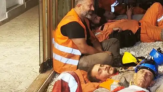 Onlar yangının gönüllü kahramanları: Toprak üzerinde dinlenip söndürme çalışmalarına katılıyorlar
