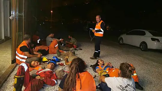Onlar yangının gönüllü kahramanları: Toprak üzerinde dinlenip söndürme çalışmalarına katılıyorlar