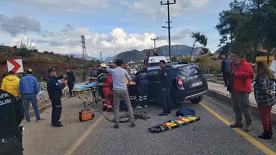 ORMAN ARACI İLE OTOMOBİL ÇARPIŞTI: 3 YARALI