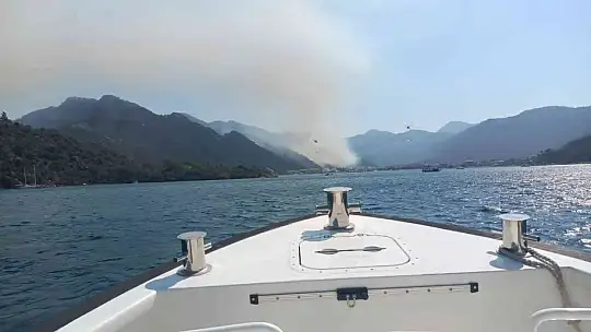 Orman yangını için uçak ve helikopterlerin su aldığı bölge deniz trafiğine kapatıldı
