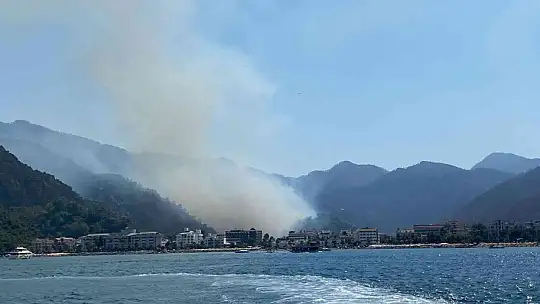 Orman yangını için uçak ve helikopterlerin su aldığı bölge deniz trafiğine kapatıldı