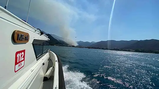 Orman yangını için uçak ve helikopterlerin su aldığı bölge deniz trafiğine kapatıldı