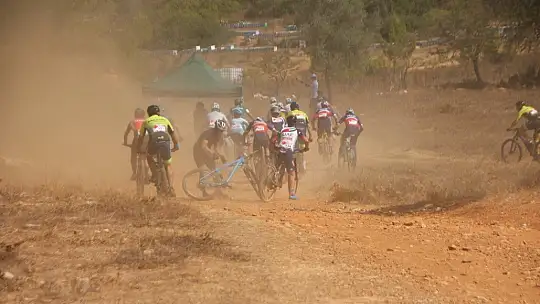 Ormanlık alandaki zorlu parkurda 85 sporcu kıyasıya mücadele etti