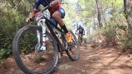 Ormanlık alandaki zorlu parkurda 85 sporcu kıyasıya mücadele etti