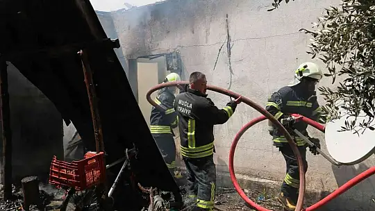 Ortaca'da ev küle döndü