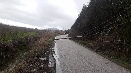 Ortaca'da fırtına çatıları uçurdu, aydınlatma direklerini devirdi