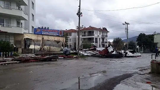 Ortaca'da fırtına çatıları uçurdu, aydınlatma direklerini devirdi