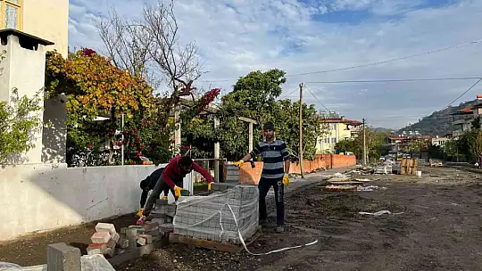 ORTACA'NIN MAHALLE YOLLARINA KİLİTLİ PARKE