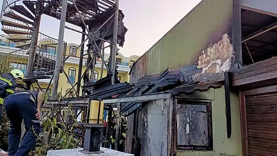 Otelin havuzunda çıkan yangın panikletti