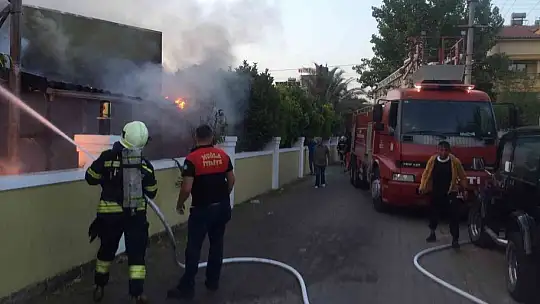Otelin havuzunda çıkan yangın panikletti