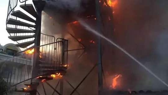 Otelin havuzunda çıkan yangın panikletti