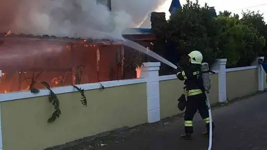 Otelin havuzunda çıkan yangın panikletti