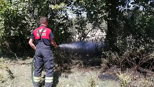 Otluk alanda çıkan yangın korkuttu