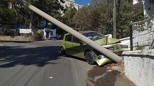 Otomobil beton direğe çarptı: 2 yaralı