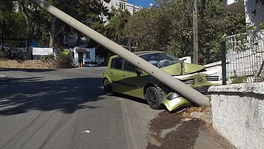 Otomobil beton direğe çarptı: 2 yaralı
