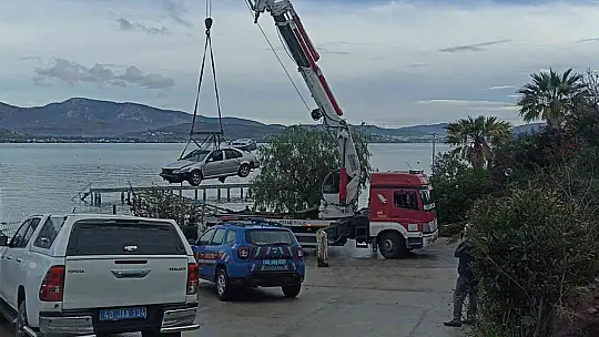 OTOMOBİL DENİZE UÇTU, 19 YAŞINDAKİ GENÇ BOĞULDU