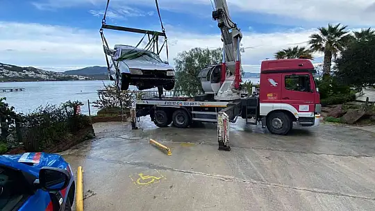 OTOMOBİL DENİZE UÇTU, 19 YAŞINDAKİ GENÇ BOĞULDU