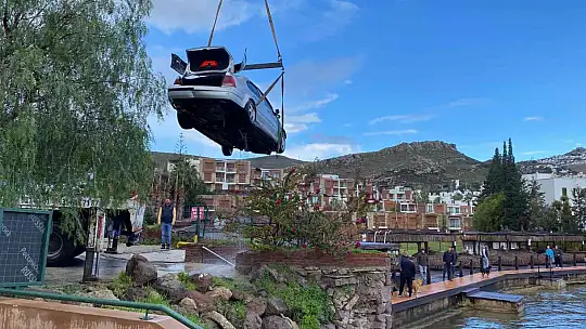 OTOMOBİL DENİZE UÇTU, 19 YAŞINDAKİ GENÇ BOĞULDU