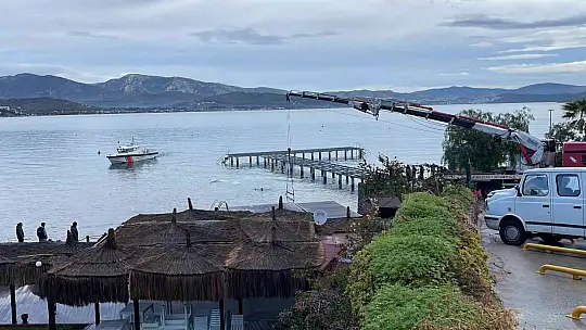 OTOMOBİL DENİZE UÇTU, 19 YAŞINDAKİ GENÇ BOĞULDU