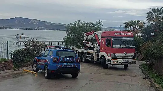 OTOMOBİL DENİZE UÇTU, 19 YAŞINDAKİ GENÇ BOĞULDU