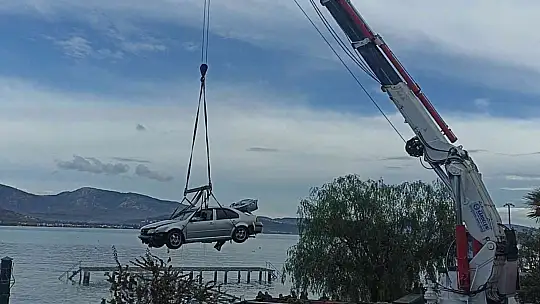 OTOMOBİL DENİZE UÇTU, 19 YAŞINDAKİ GENÇ BOĞULDU