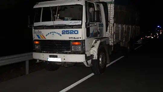 Otomobil kamyona arkadan çarptı: 1 ölü