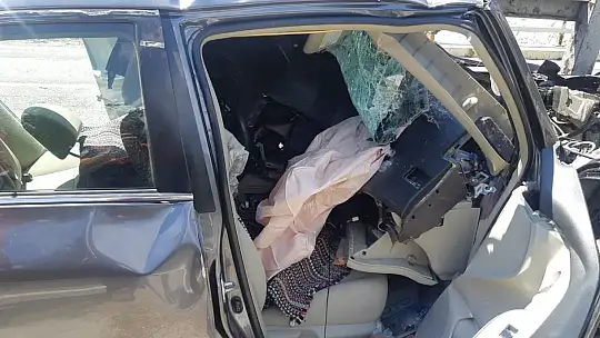 Otomobil köprüye ok gibi saplandı: 3 yaralı