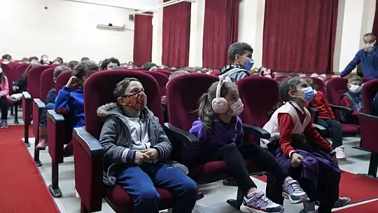 Oyuncu Gülnihal Demir Seydikemer'de öğrenciler ile buluştu