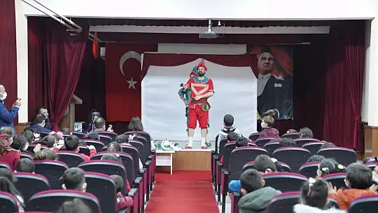 Oyuncu Gülnihal Demir Seydikemer'de öğrenciler ile buluştu