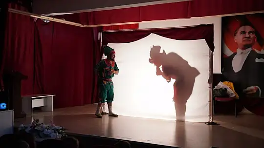 Oyuncu Gülnihal Demir Seydikemer'de öğrenciler ile buluştu