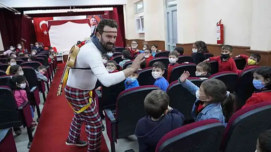 Oyuncu Gülnihal Demir Seydikemer'de öğrenciler ile buluştu