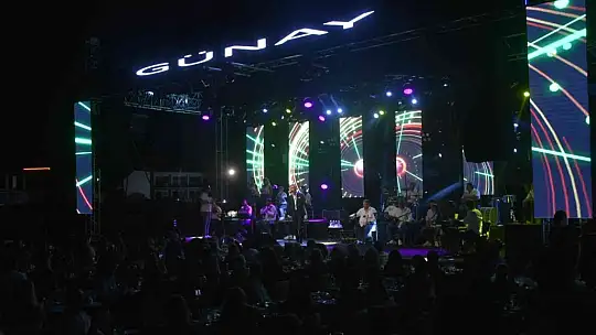 Özcan Deniz'den unutulmaz gece