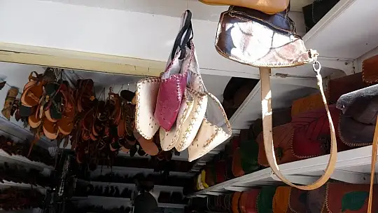 Pandemi sonrası deri maske üretmeye başladı