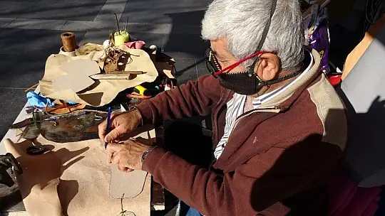Pandemi sonrası deri maske üretmeye başladı