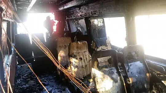 Park halindeki minibüs küle döndü