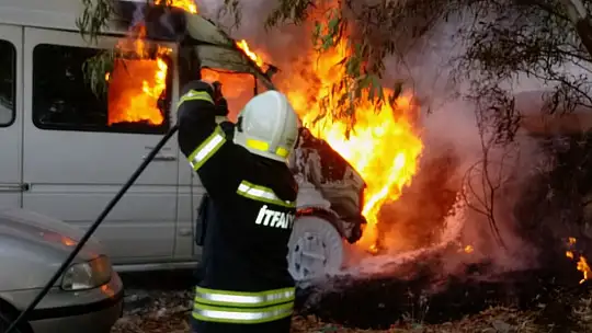 Park halindeki minibüs küle döndü