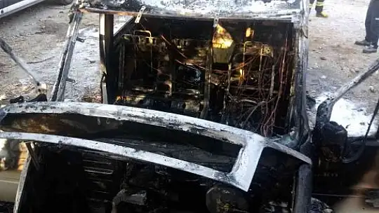 Park halindeki minibüs küle döndü