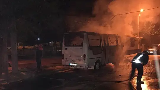 Park halindeki minibüs yanarak küle döndü