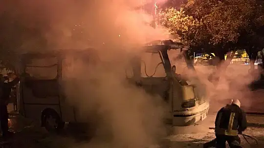 Park halindeki minibüs yanarak küle döndü