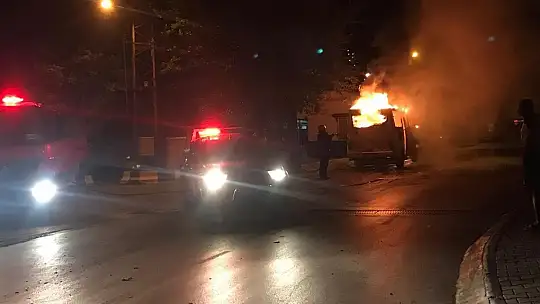 Park halindeki minibüs yanarak küle döndü