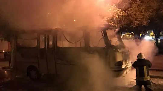 Park halindeki minibüs yanarak küle döndü