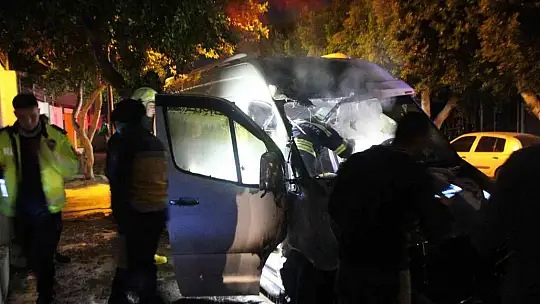 Park halindeki minibüs yandı